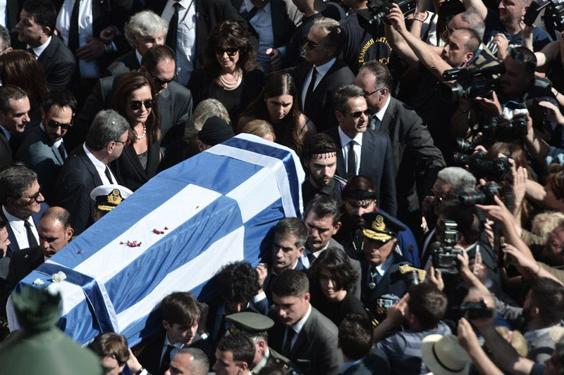 Στους ώμους των εγγονιών του η σορός του Κωνσταντίνου Μητσοτάκη (εικόνες, βίντεο)